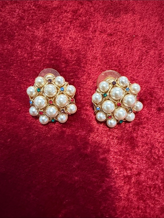 Unsigned Jewelry - Pearl Cluster Gold-Tone pierced Earrings with Colored Accents high end